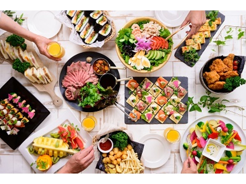 華やかな旬の食材を使用した料理と心温まるサービスで、特別なひとときを演出します。