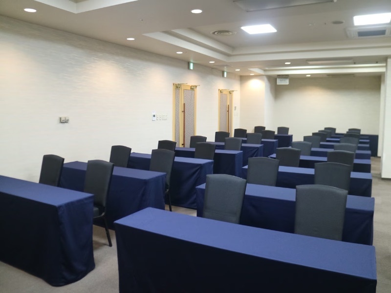 サファイア(全スパン)
面積	124㎡(38坪)
天井高	2.6ｍ
最大収容人数	54名
イベント・会議・研修・セミナー・説明会等の多目的利用が可能です。