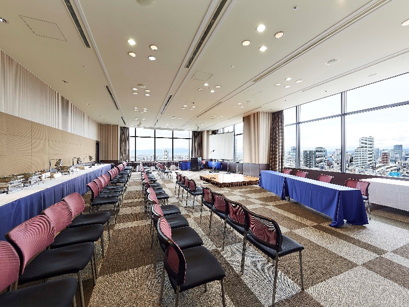 【21F中宴会場　ラベンダー】
着席：80名／立食：100名
スクールスタイル：96名
シアタースタイル：160名
ロの字：54名