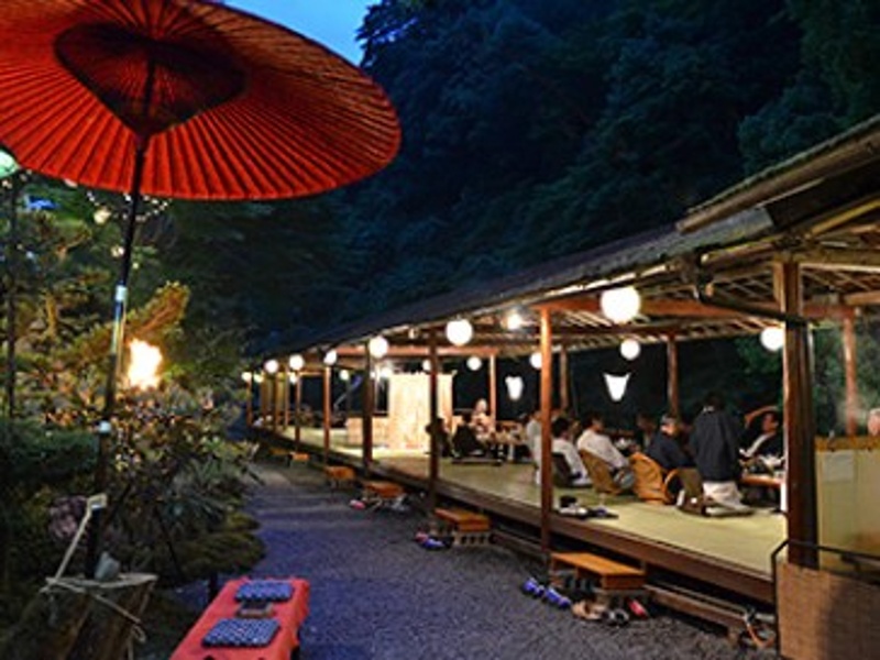 【会場】
川床の夜景です。
川床をご利用の場合は、最大200名様収容可能です。