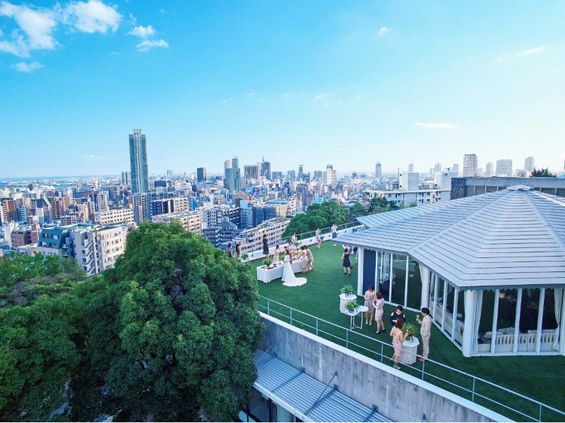 神戸の山と海、街、そして空・・・360度の眺望を貸し切りにできる【レトワール】

室内着席：30名　室内立席：50名