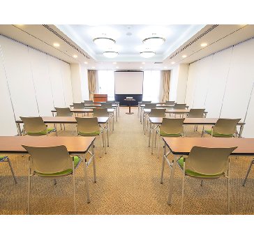 最大シアター型で６０名収容可能です。

企業説明会・講演会・研修会・会議 など様々な用途にご対応致します。
窓が大きく開放感がありアパレル展示会やイベントルームとしてのご利用にも最適です。また、ビル最上階にあり日当たり 眺めも良く最高のロケーション。