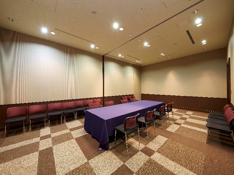 【21F小宴会場　プリムローズ】
ロの字：18名