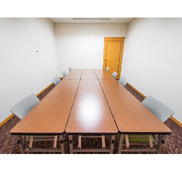 最大シアター型で１５名収容可能です。

企業説明会・講演会・研修会・会議 など様々な用途にご対応致します。
窓が大きく開放感がありアパレル展示会やイベントルームとしてのご利用にも最適です。また、ビル最上階にあり日当たり 眺めも良く最高のロケーション。
