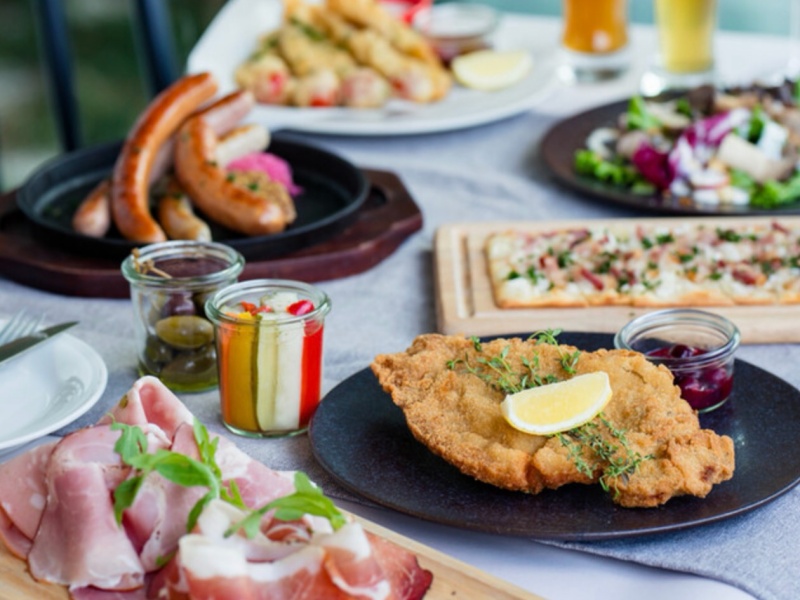 ドイツといえば「ビールとソーセージ」！ドイツビールとともに、自慢のドイツソーセージ全種類が食べ放題のコースや、クラフトビール全種類が飲み放題のコースをご用意しています。シュマッツの人気メニューを存分に楽しめる満足度の高いコースや、貸切パーティープランも充実しています。
