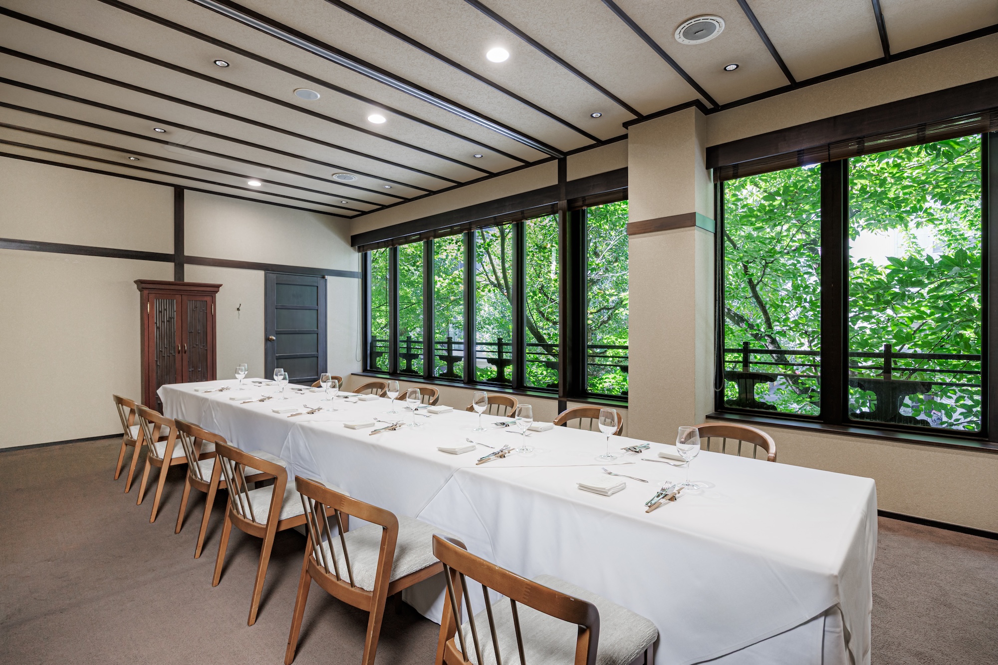 少人数様でのパーティーや会食会などに最適なお部屋です。

コンパクトなスペースでありながら、大きな窓から広がる景色や差し込む光が開放的な空間。
ご接待など大切なビジネスでのご利用にもおすすめです。