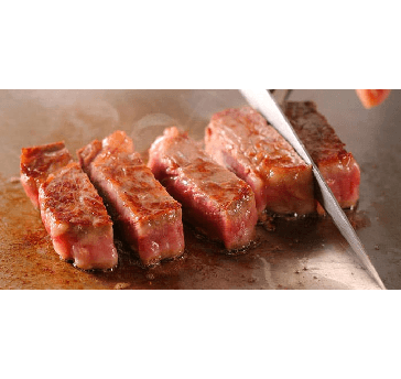 お好みの焼加減で調理するシェフの技をお楽しみいただきながら、コース料理が進行いたします。築地直送の魚介からこだわりの牛肉まで、ご満足いただける内容でご用意しております。