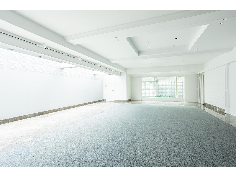【White HALL】
東京・表参道の純白空間がエレガンスを演出します。
クリーンでモダンなデザインが、あらゆる装飾やアート作品の展示会をスタイリッシュに際立たせます。