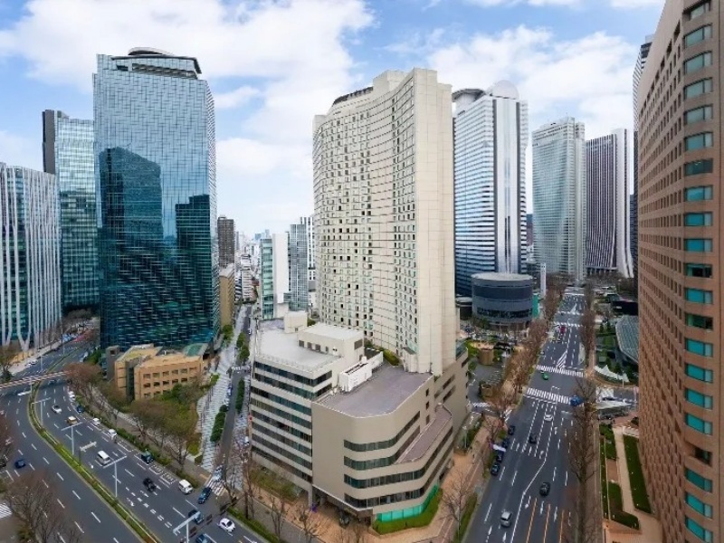 新宿の高層ビル群にそびえ立つ、洗練された都市型ラグジュアリーホテル。
モダンな建築美と上質なホスピタリティが融合する、東京の中心で特別なひとときを。