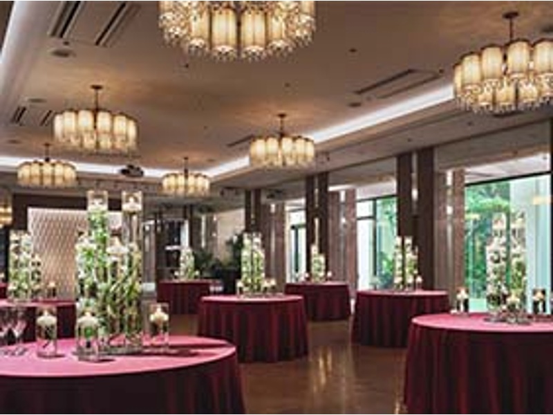 【エリア最大級の160名まで可能な一軒家貸切】
結婚式場ならではの華やかな会場でゲストをおもてなし致します。
会場には、ワイヤレスマイク･スクリーン、プロジェクターのご利用も可能。お客様のニーズにお応えいたします。