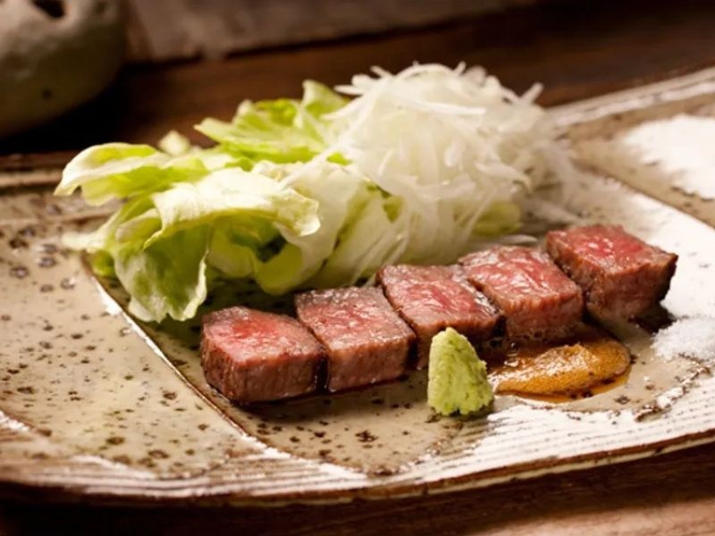 牛肉の黒コショウ焼きなどボリューム満点の全8品