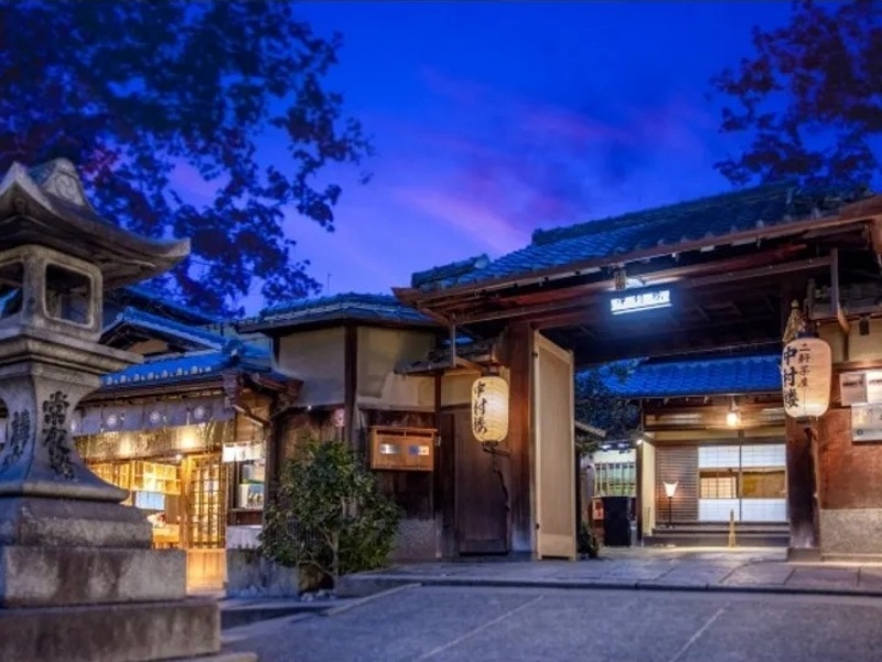 480年の伝統を受け継ぐ老舗料亭の外観に加え、上質さの中に伝統を感じられる会場や、四季折々の庭園が目の前 に広がるラウンジなど、京都らしさを存分に味わっていただける空間。感染防止対策を徹底し安心・安全にお過ごしいただける環境を整えております。