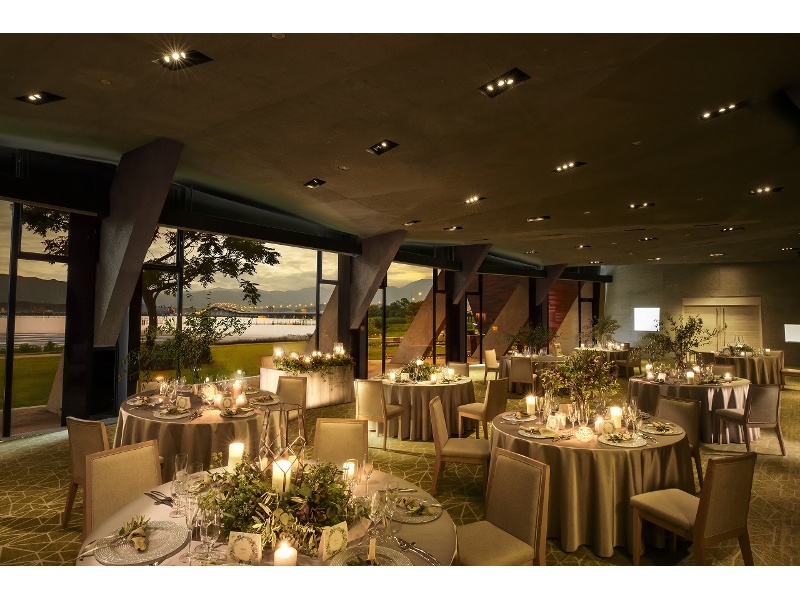 【会場：BANQUET】
夕方～夜にかけて沈む夕日とライトアップされる空間が特別な時間を演出します。
