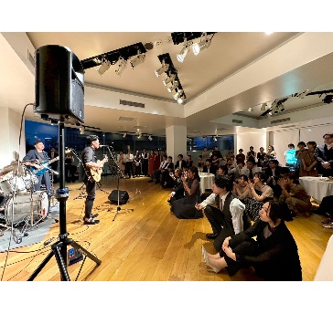 楽器演奏、フルバンド演奏が可能です！
音楽好きの方、楽器演奏をされていた方など生演奏にこだわった演出が叶います。
会場に一体感が生まれ、初対面のゲスト同士も楽しいひとときをお過ごし頂けます。