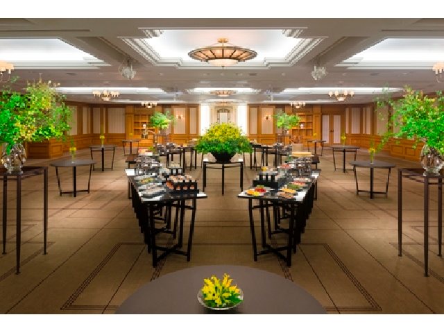 B1F 面積：476㎡　　　高さ：3.0m 着席：300名様　　立食：350名様 落ち着きのある邸宅風のしつらえで、ゆとりを感じさせる中宴会場。パテーションで仕切れば、独立した２つの宴会場としてもご利用いただけます。