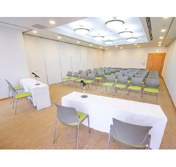 最大シアター型で６０名収容可能です。

企業説明会・講演会・研修会・会議 など様々な用途にご対応致します。
窓が大きく開放感がありアパレル展示会やイベントルームとしてのご利用にも最適です。また、ビル最上階にあり日当たり 眺めも良く最高のロケーション。