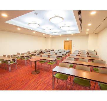 最大シアター型で８０名収容可能です。

企業説明会・講演会・研修会・会議 など様々な用途にご対応致します。
窓が大きく開放感がありアパレル展示会やイベントルームとしてのご利用にも最適です。また、ビル最上階にあり日当たり 眺めも良く最高のロケーション。

