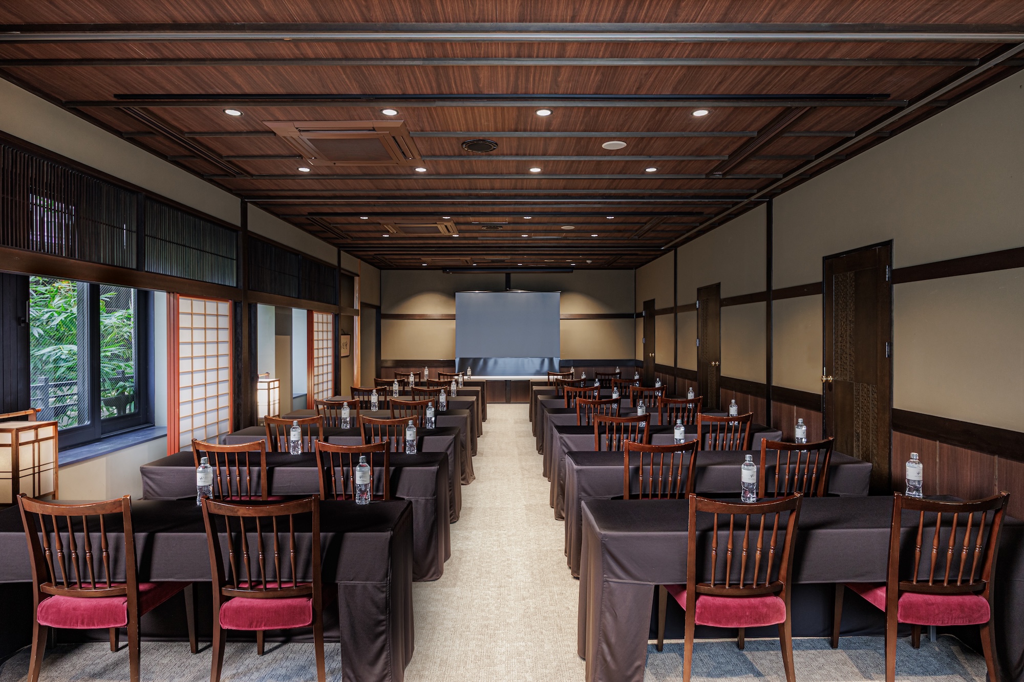 料亭 河文の大広間「那古野の間」跡地に作られたTHE KAWABUN NAGOYA で、その面影を色濃く残す「桐の間」。

少人数、団体様のどちらにも対応可能な和テイストのパーティスペースです。
最大４部屋まで仕切ることができます。
