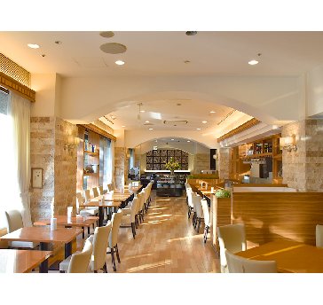 １Ｆ「Restaurant Garden」：店内
明るい自然光がたっぷり入ってくる明るい店内。
お客様の用途に合わせて、レイアウトを変更できます。
