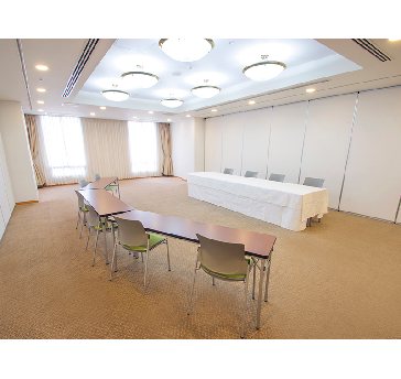最大シアター型で６０名収容可能です。

企業説明会・講演会・研修会・会議 など様々な用途にご対応致します。
窓が大きく開放感がありアパレル展示会やイベントルームとしてのご利用にも最適です。また、ビル最上階にあり日当たり 眺めも良く最高のロケーション。