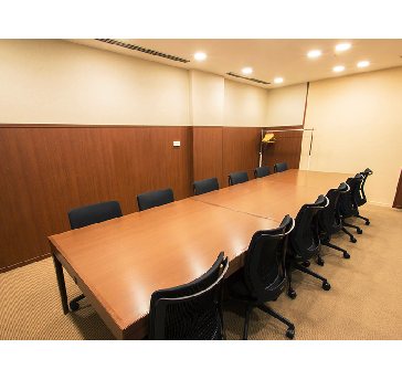 最大ロの字型で１２名収容可能です。

採用面接・各種控室・少人数での会議など、多用途にご利用頂いております。