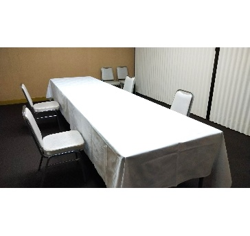 水仙の間　55㎡（17坪）
会議室を利用する目的に応じて、様々なレイアウトでご提案が可能です。人数や使い方に合わせて、担当スタッフがお客様専用のレイアウト図面をご用意し、より良い実施に向けてお手伝いさせていただきます。
