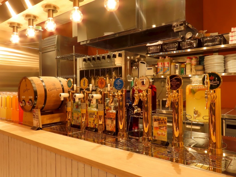 4種の樽生ビアサーバー完備。