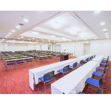 最大シアター型で２４０名収容可能です。

お客様の用途に合わせてレイアウトさせていただきます。

パーティー利用から展示会・セミナー・説明会など様々な用途でご利用いただけます。
