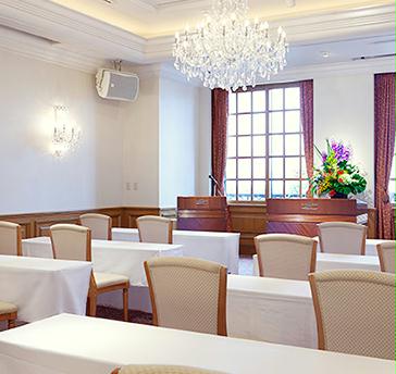 【ローズ】
[円卓] 24席　[立食] 40席
[スクール] 30席　[シアター] 48席