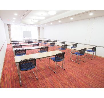 最大シアター型で８０名収容可能です。

お客様の用途に合わせてレイアウトさせていただきます。

「会議・研修・セミナー・展示会・パーティー等」、様々なニーズに合わせてご利用いただけます。