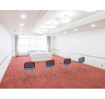 最大シアター型で８０名収容可能です。

お客様の用途に合わせてレイアウトさせていただきます。

「会議・研修・セミナー・展示会・パーティー等」、様々なニーズに合わせてご利用いただけます。