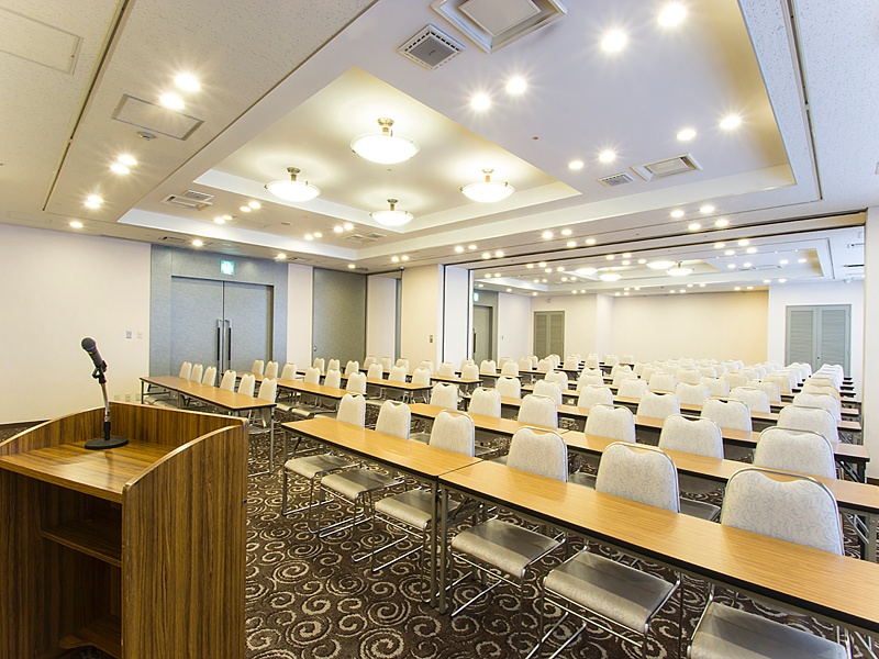 ■宇治伏見（分割利用可）
面積：165㎡
料金：¥66,000／3時間
スクール型：100名
シアター型：180名
口の字型：54名