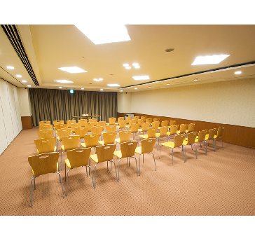 最大シアター型で８０名収容可能です。

企業説明会・講演会・研修会・会議 など様々な用途にご対応致します。
また、アパレル展示会やイベントルームとしてのご利用にも最適です。