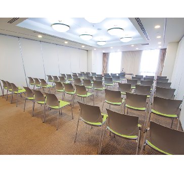 最大シアター型で６０名収容可能です。

企業説明会・講演会・研修会・会議 など様々な用途にご対応致します。
窓が大きく開放感がありアパレル展示会やイベントルームとしてのご利用にも最適です。また、ビル最上階にあり日当たり 眺めも良く最高のロケーション。