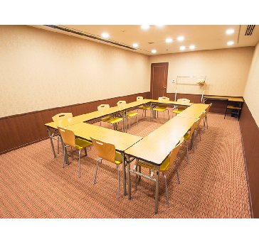 最大シアター型で３０名収容可能です。

企業説明会・講演会・研修会・会議 など様々な用途にご対応致します。
また、アパレル展示会やイベントルームとしてのご利用にも最適です。