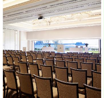 【国際コンベンション施設ならではの柔軟性】
400名様以上の大会議と小部会が同時に開催できる国際コンベンション施設ならではの懐の深い会場レイアウトが可能。
会議やレセプション・展示会まで幅広いご希望に対応いたします。
