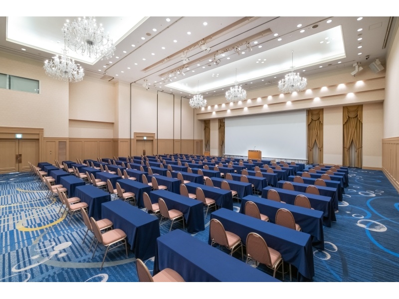 国際館パミール会議　スクール形式　　　　　　　（1卓２名掛け　140席）　
