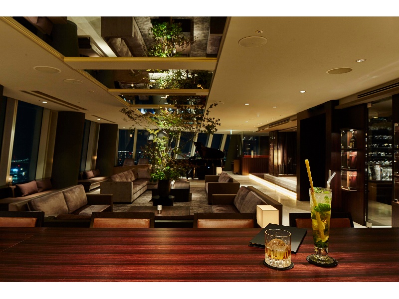 【The BAR】
着席:40名　立食:60名
レインボーブリッジや視界いっぱいに広がるゴージャスな東京の夜景。大人だけの時間をこの贅沢な空間でお過ごし下さい。