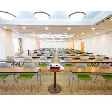 当会場の中で最も広い２００㎡の会場になります。最大シアター型で１２０名収容可能です。

企業説明会・講演会・研修会・会議 など様々な用途にご対応致します。
窓が大きく開放感がありアパレル展示会やイベントルームとしてのご利用にも最適です。また、ビル最上階にあり日当たり 眺めも良く最高のロケーション。
パーティー会場としても人気の会場となります。