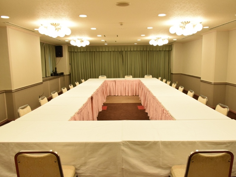 ＜会場　銀杏＞長方形型の奥行きのある会場です。30名前後の会議宴会に対応でき、隣の楓の間と共にご利用が多い会場です。