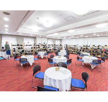 最大シアター型で１２０名収容可能です。

お客様の用途に合わせてレイアウトさせていただきます。

パーティー利用から展示会・セミナー・説明会など様々な用途でご利用いただけます。