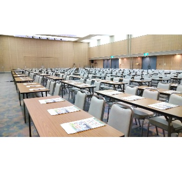 福岡リーセントホテルでは会議室を利用する目的に応じて、様々なレイアウトでご提案が可能です。人数や使い方に合わせて、担当スタッフがお客様専用のレイアウト図面をご用意し、より良い実施に向けてお手伝いさせていただきます。ご心配なことはお気軽にご相談くださいませ。