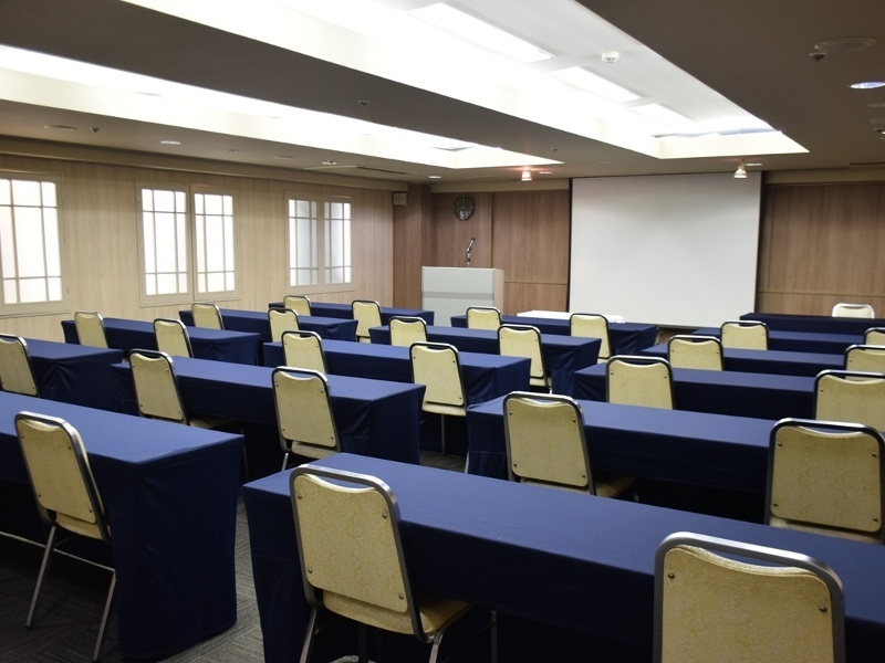 ＜会場　牡丹＞ロの字形式最大36名、島形式1島6名最大6島まで可能でディスカッションにも最適な会場です。スクール形式での講演会等にもよくご利用いただいています。