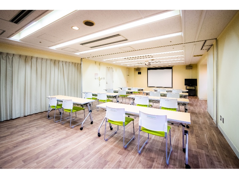 【ミーティングルーム】
ミーティングルームは3部屋。
2部屋は、プロジェクター、ホワイトボードなど会議やミーティングに必要な備品をご利用いただけるミーディングルームです。
ミーティングルーム1：スクール形式：60名
ミーティングルーム2.3：スクール形式：18名