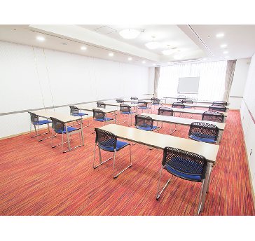 最大シアター型で８０名収容可能です。

お客様の用途に合わせてレイアウトさせていただきます。

「会議・研修・セミナー・展示会・パーティー等」、様々なニーズに合わせてご利用いただけます。