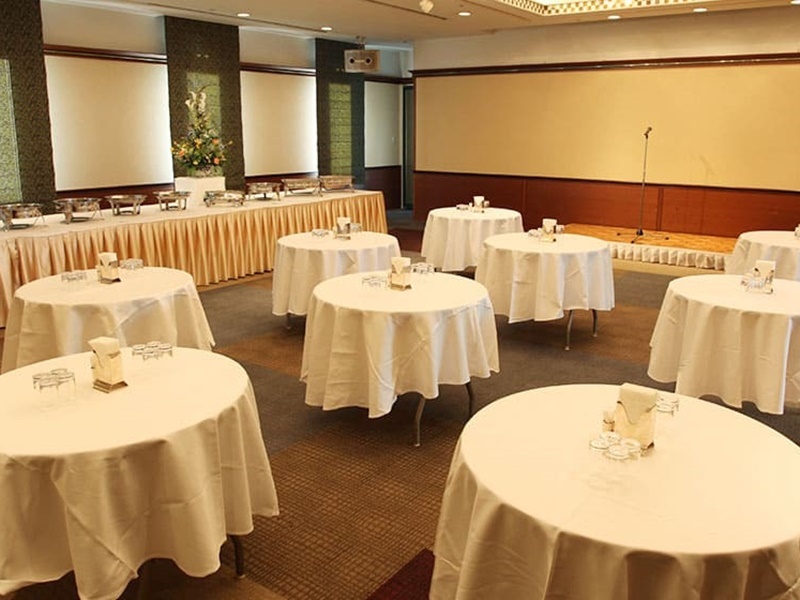 【朝顔】ASAGAO
36～80名まで収容可能
椿・朝顔 2部屋使用時　100～180名まで
着席・シアター・立食・スクール・ロの字対応可能