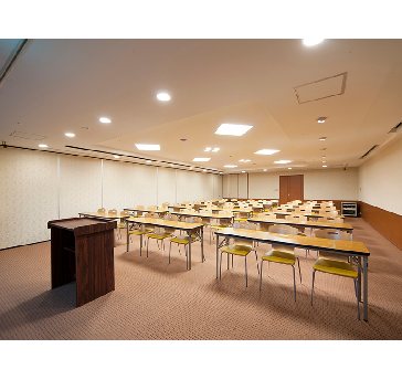 最大シアター型で８０名収容可能です。

企業説明会・講演会・研修会・会議 など様々な用途にご対応致します。
また、アパレル展示会やイベントルームとしてのご利用にも最適です。