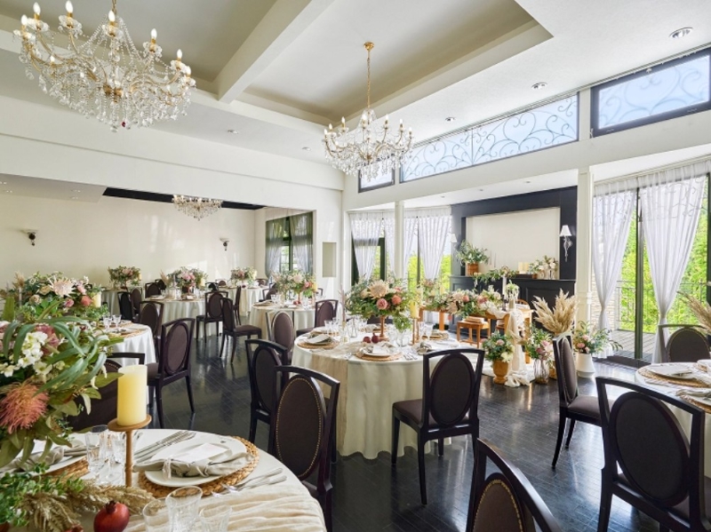 シャンデリアの輝きが満ちる、優雅でクラシックなTHE ​BANQUET HALL。
