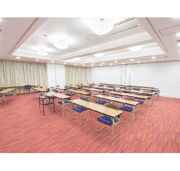 最大シアター型で１２０名収容可能です。

お客様の用途に合わせてレイアウトさせていただきます。

パーティー利用から展示会・セミナー・説明会など様々な用途でご利用いただけます。