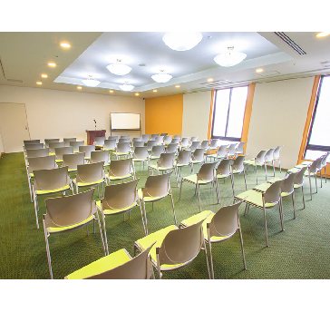最大シアター型で７２名収容可能です。

企業説明会・講演会・研修会・会議 など様々な用途にご対応致します。
窓が大きく開放感がありアパレル展示会やイベントルームとしてのご利用にも最適です。また、ビル最上階にあり日当たり 眺めも良く最高のロケーション。
